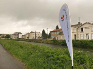 Le quai de Belle-Ile à Niort avec le fanion de la SH79