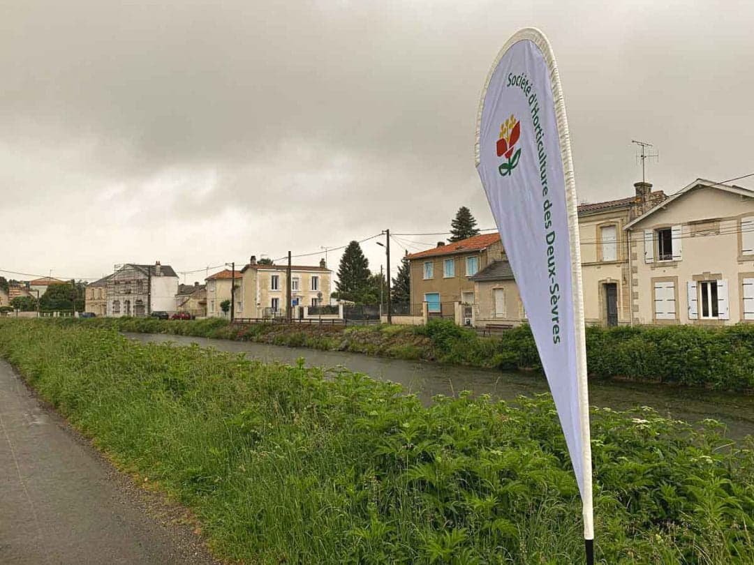 Le quai de Belle-Ile à Niort avec le fanion de la SH79