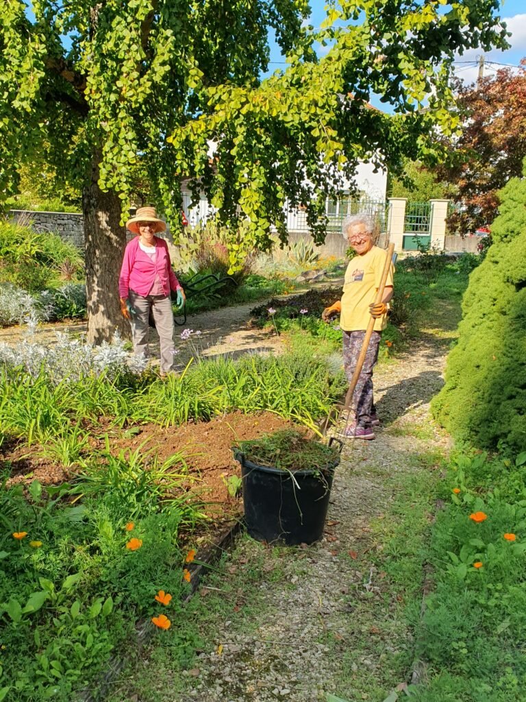 2 femmes bénévoles dans le parc métayer devant le ginko biloba