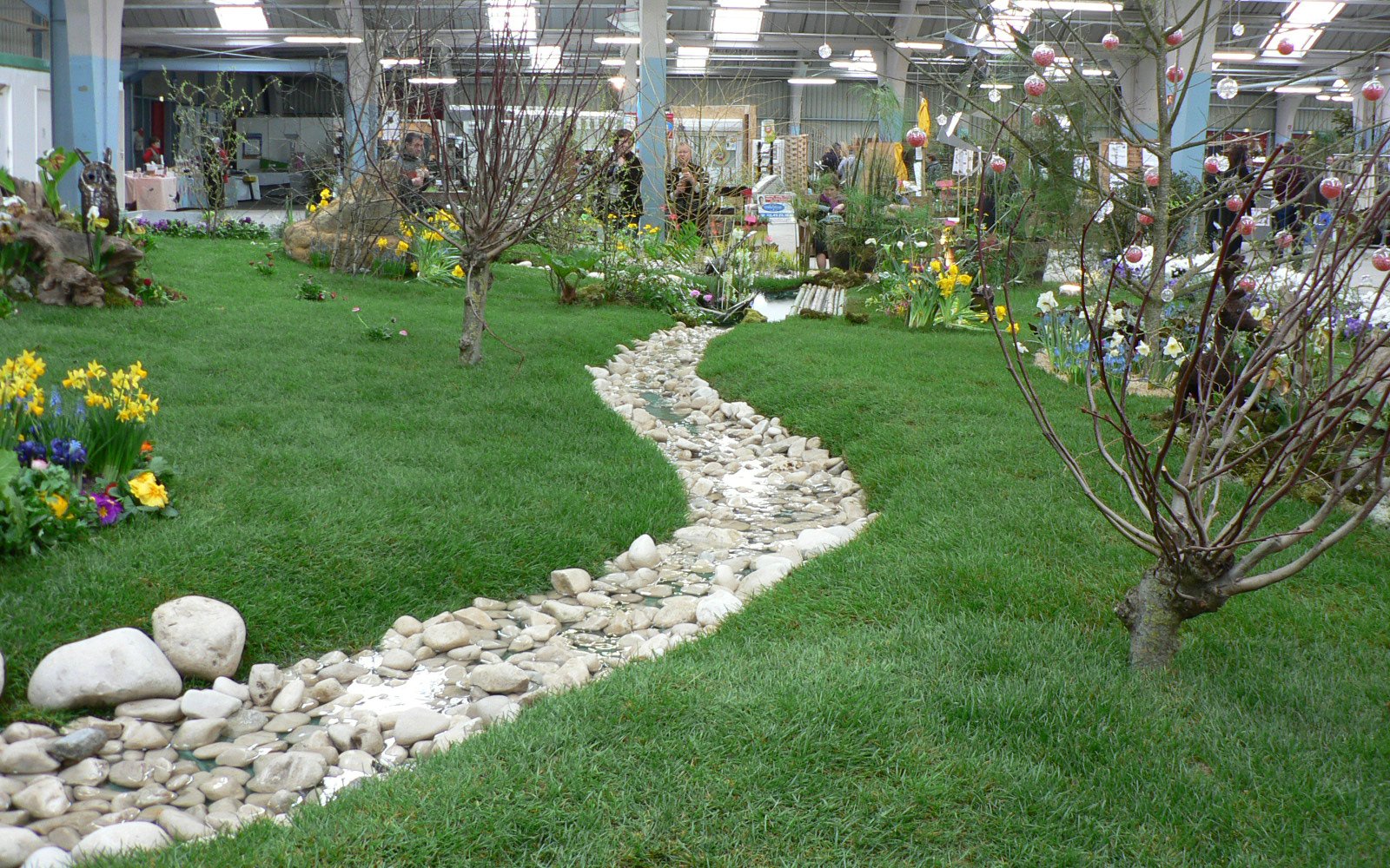 une rivière de galets au milieu d'une pelouse