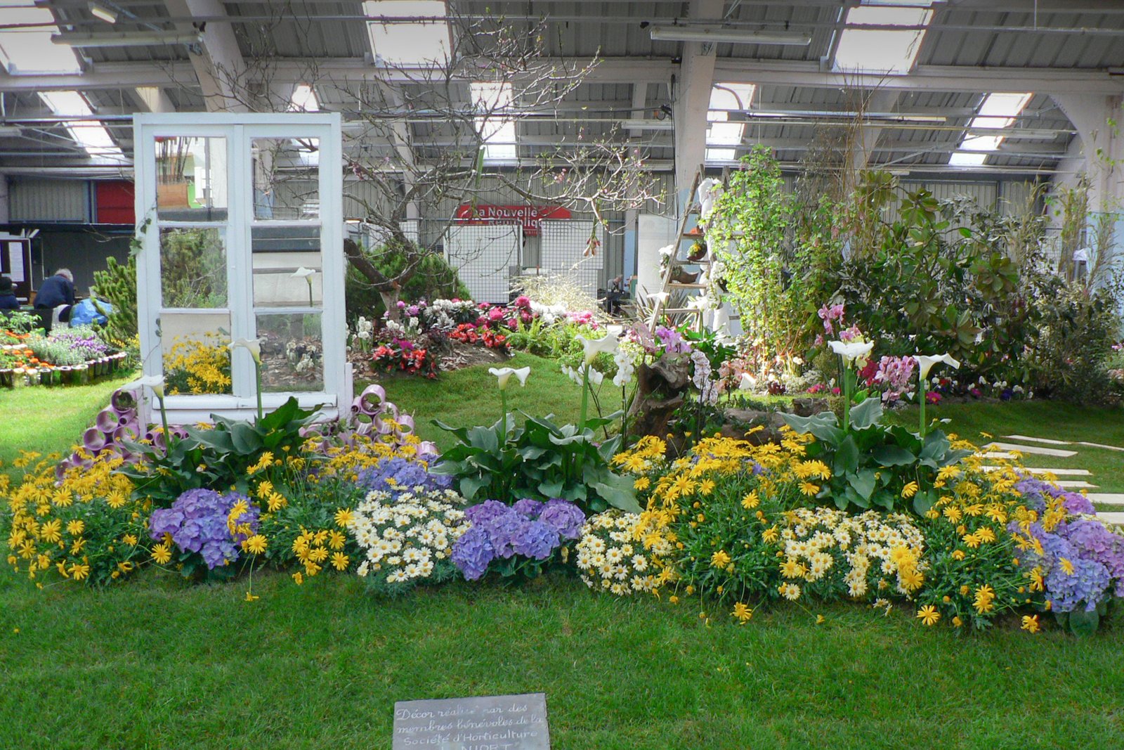 décor floral adossé à une fenêtre