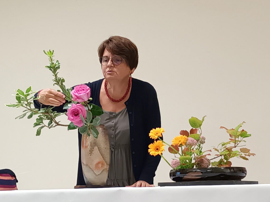 atelier-ikebana animatrice présente 2 compositions florales