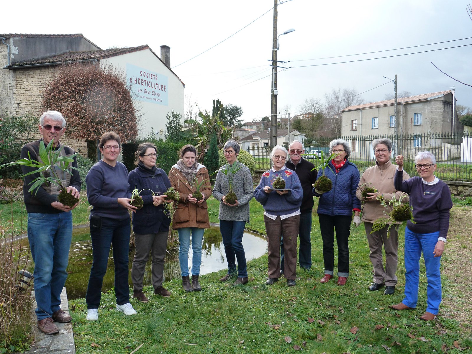 Dans le parc 10 adhérents montrent leurs œuvres après l'atelier kokedama