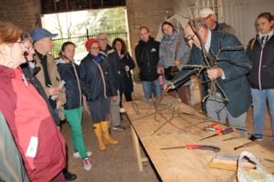 10 personnes devant une table a écouté les explications de greffage