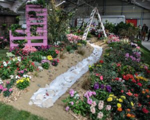 le lit d'une rivière bordé de fleurs