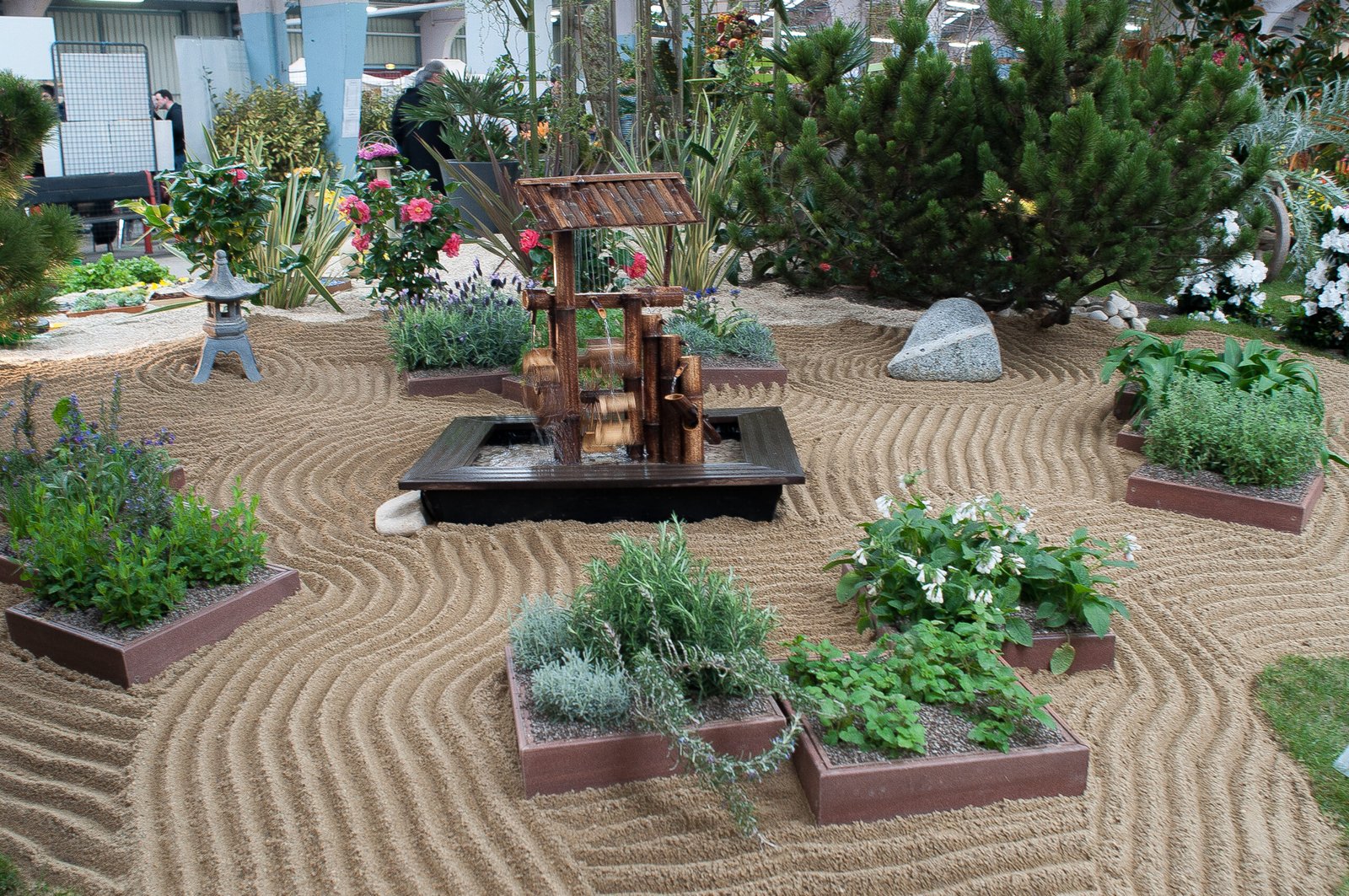 une mini fontaine posée sur un lit de sable
