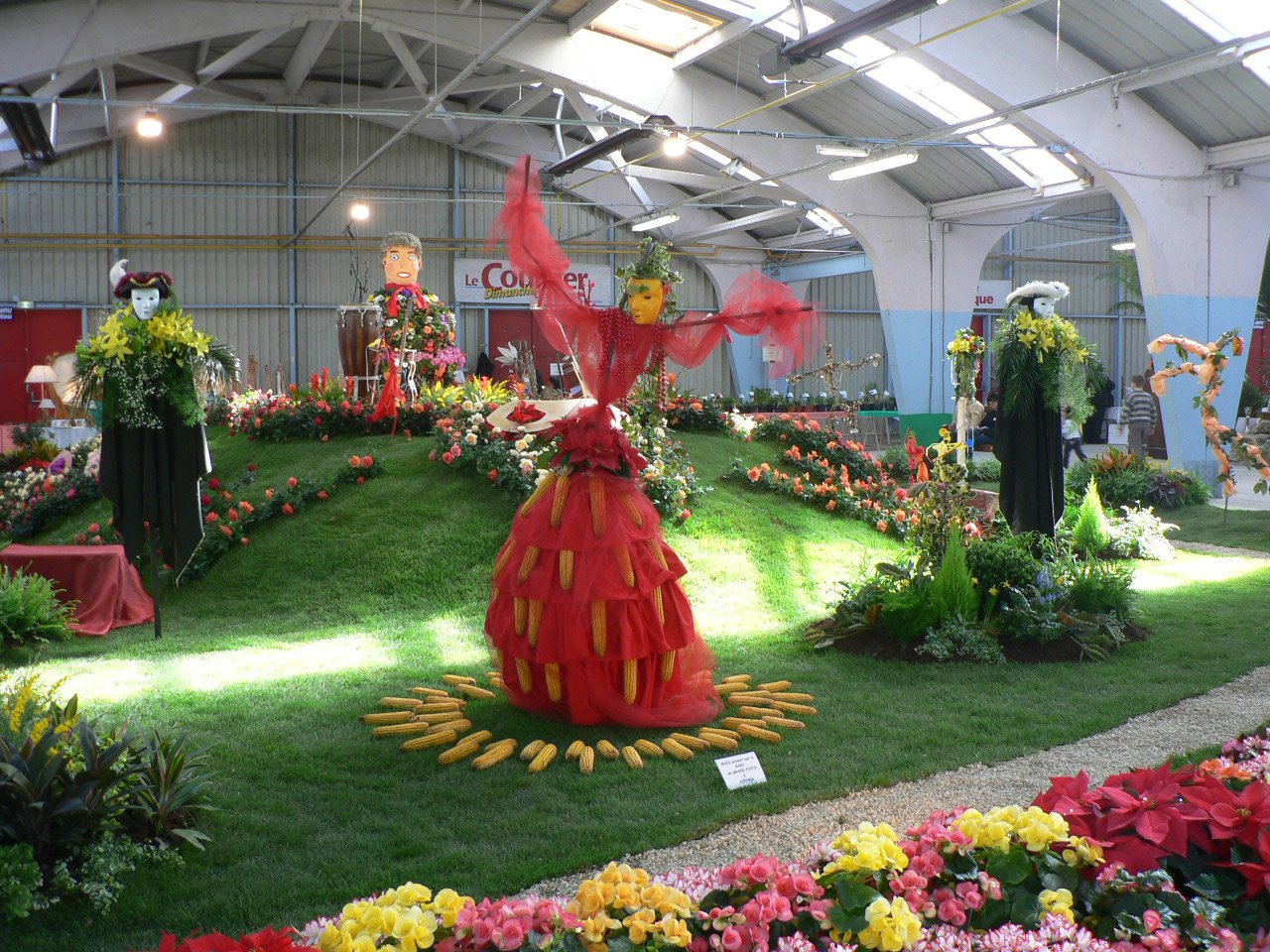 une mannequin en robe rouge