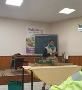 La conférencière taille ses plantes pour expliquer la multiplication végétative