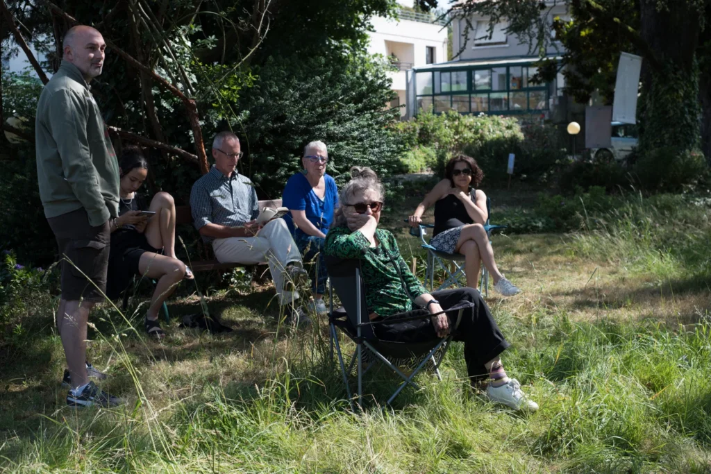 galerie-nomade-rdv-aux-jardins-1-scaled les artistes au repos dans le parc