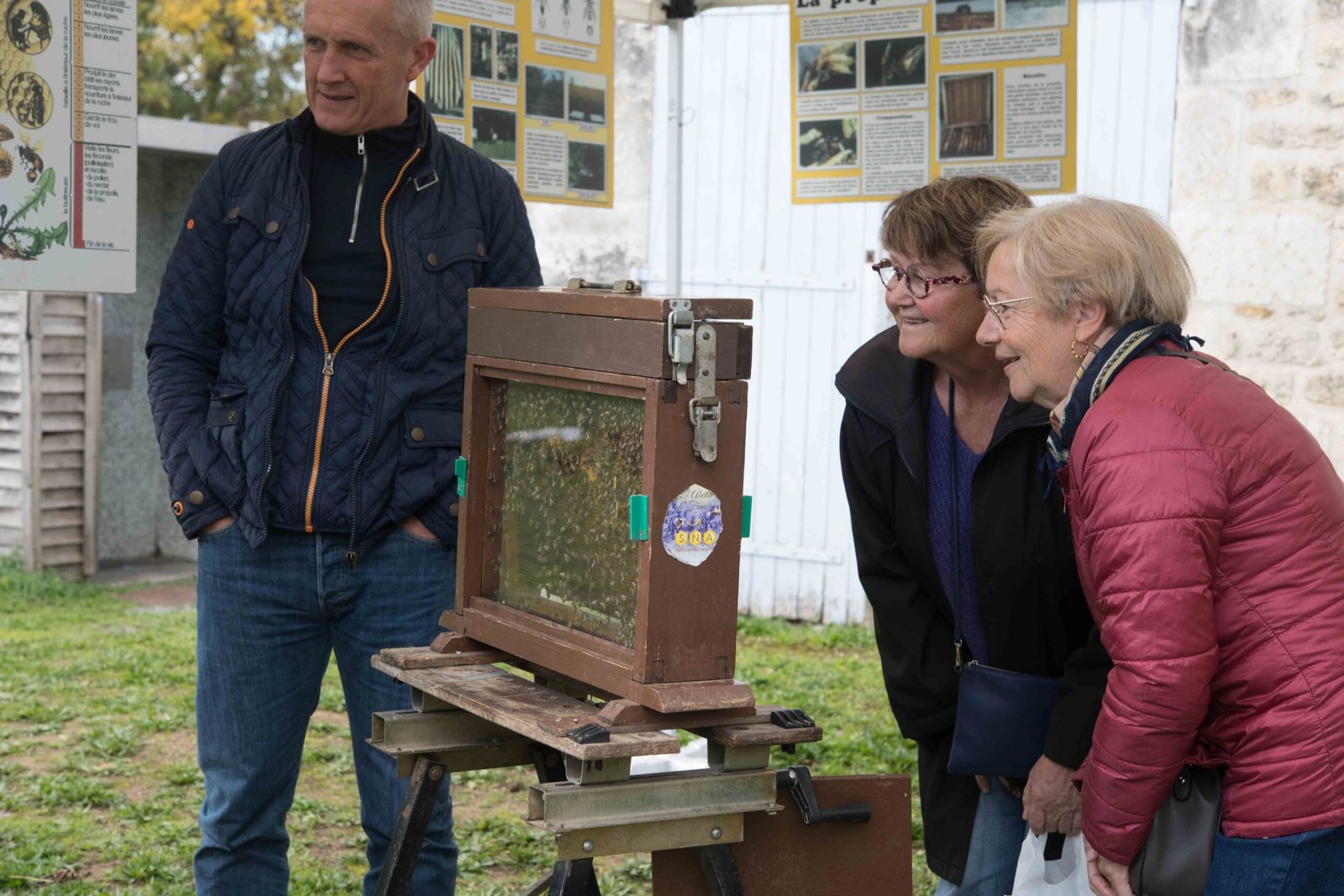 2 femmes découvrant les abeilles dans la ruche