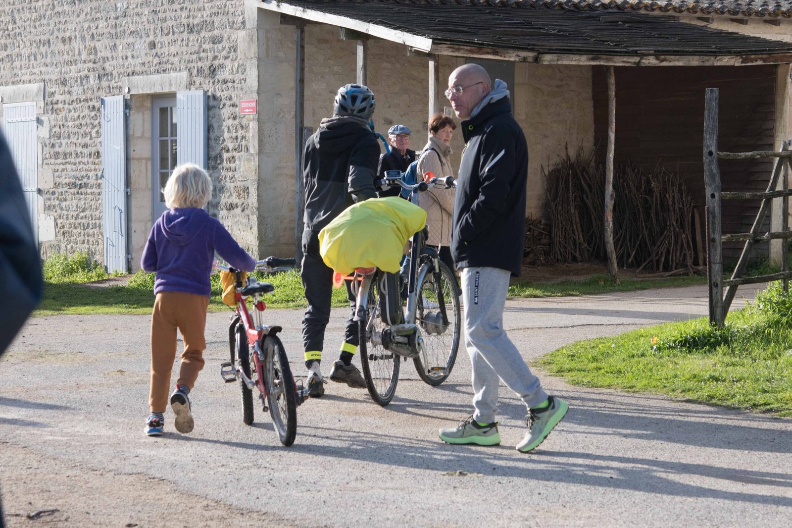 Arrivée en famille à vélo