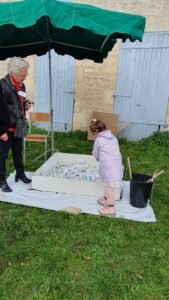 fillette absorbée par la pêche à la ligne