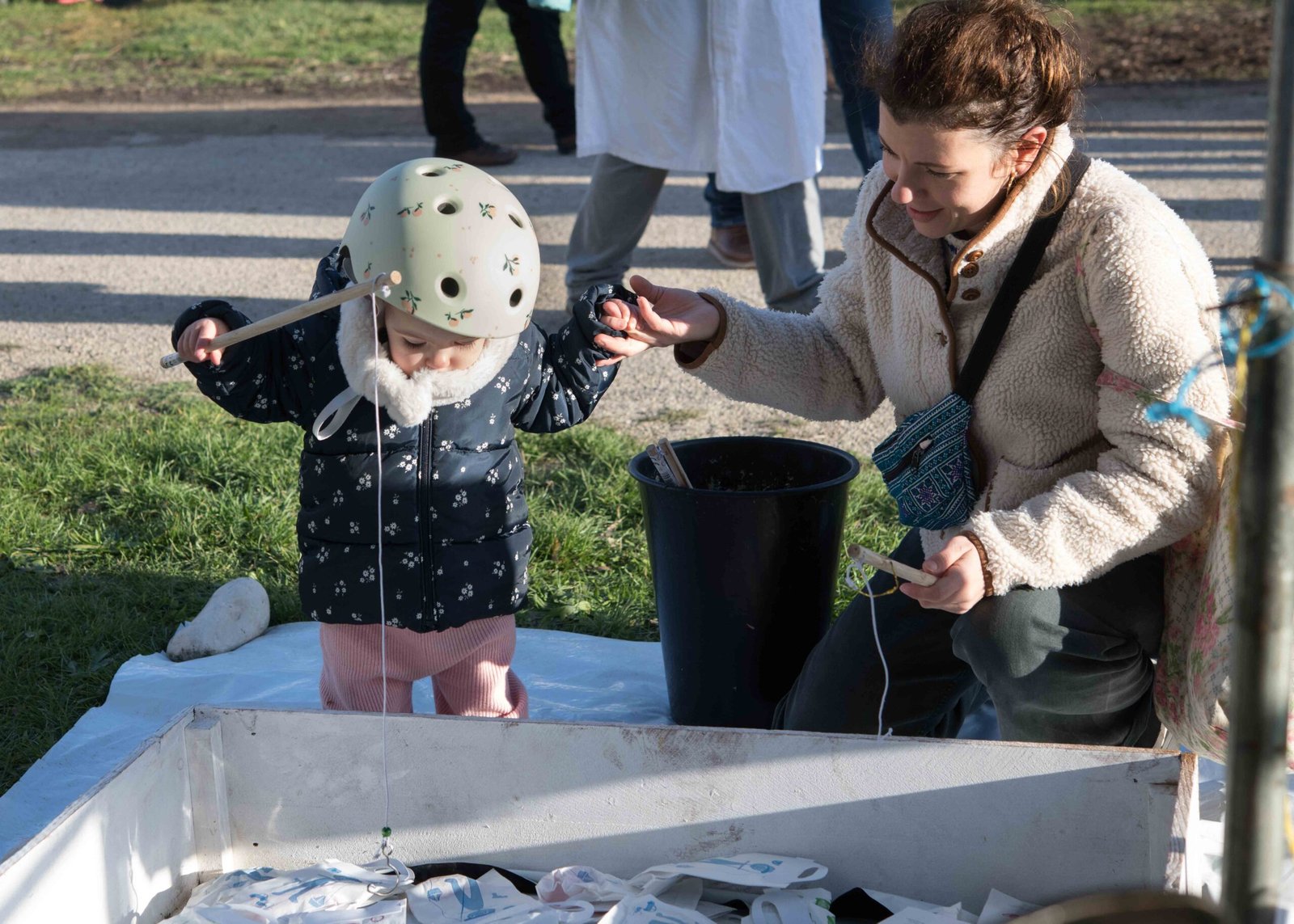 fillette absorbée par la pêche à la ligne