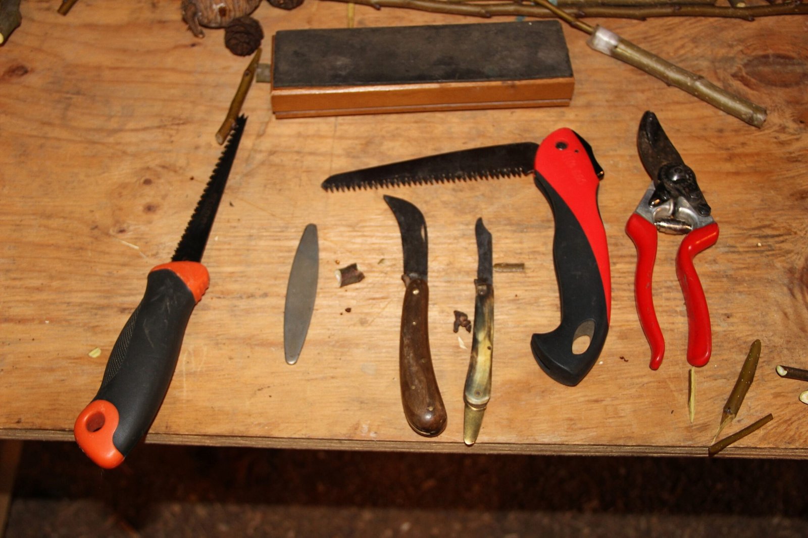 scies, canifs et sécateurs