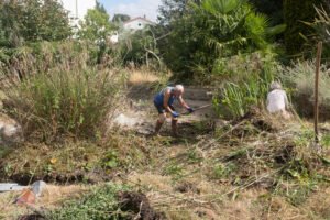 2 bénévoles s'acharnent à nettoyer le bassin du Parc Métayer