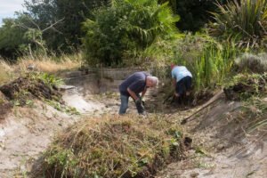 Grand nettoyage du bassin sec par 2 bénévoles