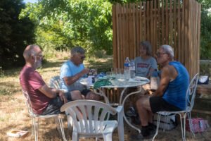 4 bénévoles picniquent à l'ombre du parc