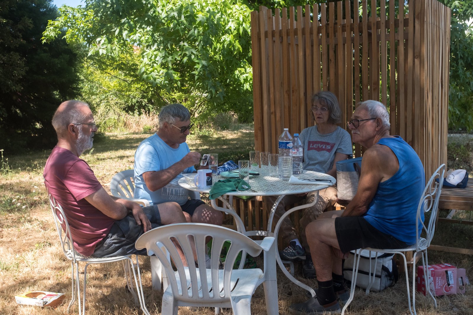 4 bénévoles picniquent à l'ombre du parc